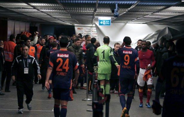 <p>Galatasaray-İstanbul Başakşehir maçının ardından soyunma odası koridorları fena karıştı.</p>