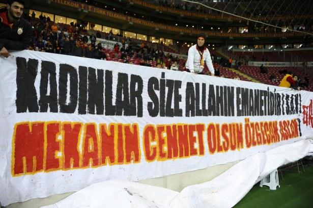 <p>Mersin'de öldürülen üniversite öğrencisi Özgecan Aslan, Galatasaray-Balıkesirsor karşılaşması öncesi unutulmadı.</p>
