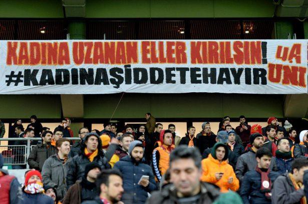 <p>Mersin'de öldürülen üniversite öğrencisi Özgecan Aslan, Galatasaray-Balıkesirsor karşılaşması öncesi unutulmadı.</p>
