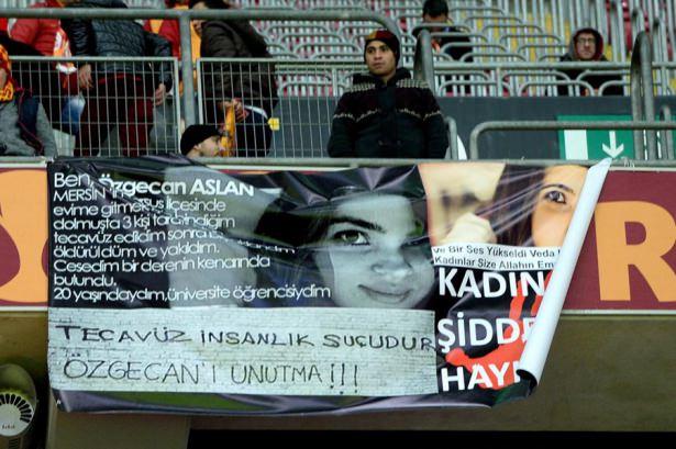 <p>Mersin'de öldürülen üniversite öğrencisi Özgecan Aslan, Galatasaray-Balıkesirsor karşılaşması öncesi unutulmadı.</p>