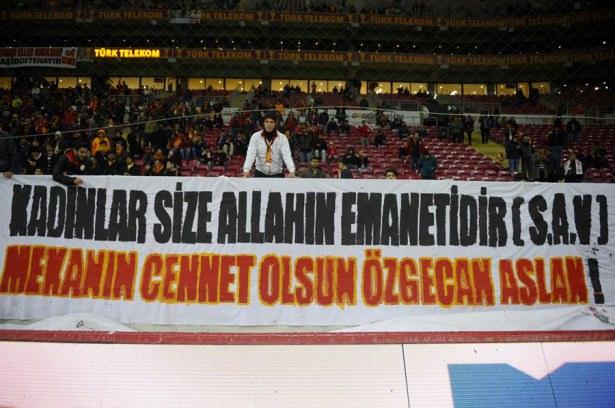 <p>Mersin'de öldürülen üniversite öğrencisi Özgecan Aslan, Galatasaray-Balıkesirsor karşılaşması öncesi unutulmadı.</p>