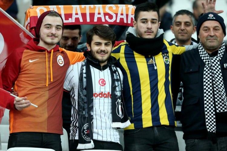 <p>Geliri şehit ailelerine bağışlanacak Beşiktaş - Kayserispor maçını Fenerbahçeli ve Galatasaraylı taraftarlar da stattan takip etti.</p>
