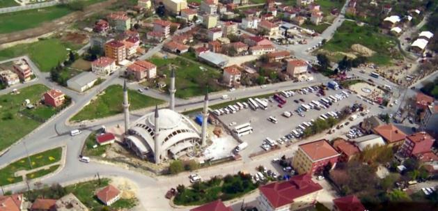 <p><strong>ARNAVUTKÖY DEV YATIRIMLARLA CAZİBE MERKEZİ OLDU</strong></p>
<p>Ak Parti'nin Arnavutköy ilçesinde oy tabanı %60'larda. CHP'nin %16-17 bandında bir oy tabanı var. Arnavutköy'de imar, altyapı gibi sorunları olmasına rağmen dünya çapındaki yatırımlarla hızla değeri yükselen bir ilçe haline geldi. Arnavutköy kısa sürede İstanbul'un cazibe merkezi oldu. Arnavutköy'de seçim Kadıköy'deki gibi olur. AK Parti'nin adayı Haşim Baltacı farklı kazanır.</p>