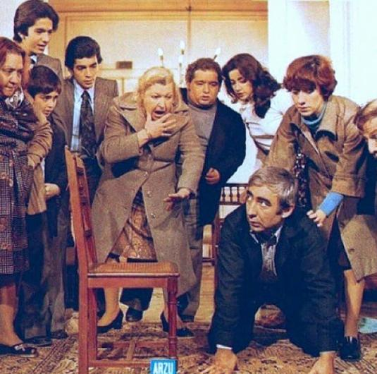 <p>"Neşeli Günler" 1978. Filmde böyle bir sahne yok!..Özel bir mizansen herhalde..</p>

<p> </p>
