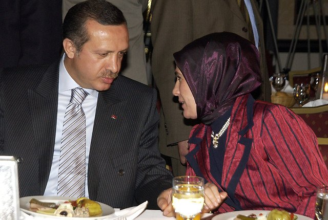 <p>1 Haziran 2003</p>

<p>Başbakan Recep Tayyip Erdoğan, Siirtliler Gecesine katıldı. Eşi Emine Erdoğan ve oğlu Bilal Erdoğan ile geceye gelen Erdoğan, bir ara piste gelerek halay da çekti.</p>
