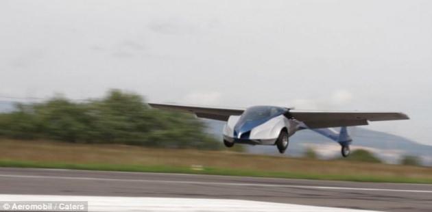 2 kişi kapasiteli Aeromobil, havada 700 kilometre, karada ise 500 kilometreye kadar yol kat edebiliyor. 100 beygir gücündeki uçan araç, karada saatte 160, havada ise saatte 200 kilometre hıza ulaşabiliyor. Araç havalanabilmek için saatte 130 kilometre hıza ihtiyaç duyuyor.