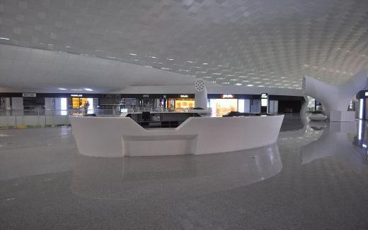 <p>Yapımı 612 milyon sterline (yaklaşık 1 milyar 370 milyon TL) mal olan 4.3 milyon metrekarelik bir alana yayınlan yeni terminal yılda 45 milyon yolcu ağırlayacak.</p>