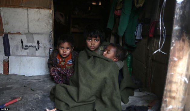 <p>Derme &ccedil;atma paslanmış metalden ve kartondan yapılan &ccedil;adırlarından &ccedil;ıkarak dışarıda yakmış oldukları ateşin etrafına toplanarak ısınmaya &ccedil;alışıyorlar.</p>