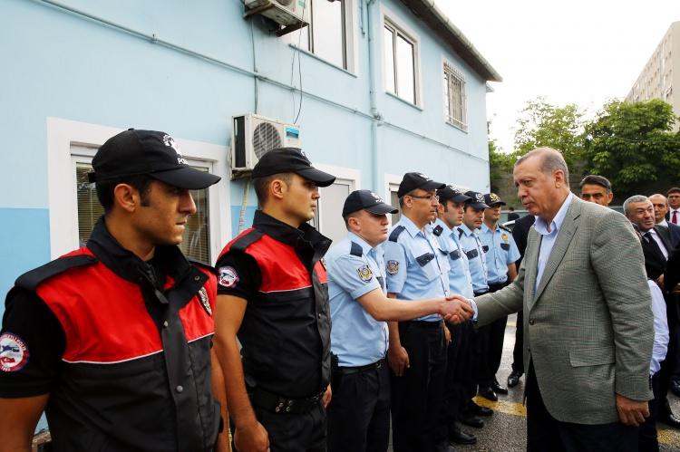 <p>Burada polislerle birlikte kahvaltı yapan Erdoğan, karakolun yenilenmesi talimatını verdi. </p>
