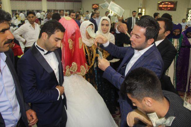 <p>Gen&ccedil; &ccedil;iftin başına dolar yağdıran davetliler, d&uuml;ğ&uuml;n sonunda ise geline altın takmak i&ccedil;in birbiriyle yarıştı.</p>

<p>&nbsp;</p>
