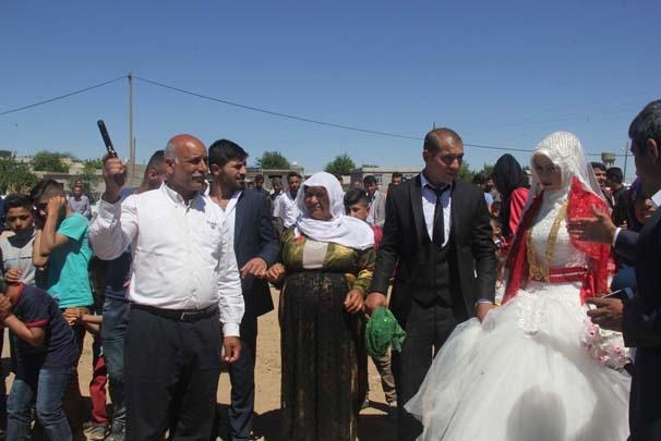 <p>Suruç’ta Ali Akkuş ile Devrim Küçükaslan düzenlenen törenle dünyevine girdi. </p>
