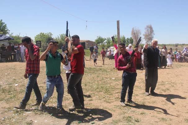 <p>Düğün alanına gelin ve damadın gelmesiyle birlikte aralarında çocukların da olduğu davetliler, tabanca ve tüfeklerle havaya peş peşe ateş açtı.</p>

<p> </p>
