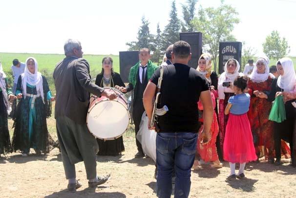 <p>Yaklaşık 2 bin kişinin katıldığı düğün boyunca silahlar susmadı. 3 gün 3 gece süren düğünde davetlilere yöresel yemek ikram edildi.</p>
