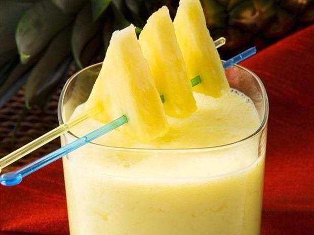 <p><strong>Ananaslı süt:</strong> Bağışıklık sistemini güçlendiren, yüksek miktarda C vitamini içeren ananas aynı zamanda barındırdığı bromelain sayesinde de sindirime yardımcı oluyor. Bu faydalı meyveyi 1 halka şeklinde kesin ve 1 su bardağı sütle birlikte robottan geçirin. İsteğinize göre; hindistan cevizi veya tarçın ilave edebilirsiniz.</p>