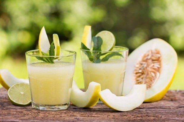<p><strong>Kavunlu su:</strong> Dolapta beklettiğiniz soğuk kavunu dilimleyin ve 1 yemek kaşığı limon suyu, 1 tatlı kaşığı bal ile blender edin. Kavun püreyi buz kalıplarında dondurun. ½ su bardağı suyun içerisine 4-5 adet kavunlu buzunuzu atın. Hem tatlı isteğinize birebir hem ferahlamaya yardımcı kavunlu su sıcaklarda iyi bir tercih olacaktır.</p>
<p> </p>