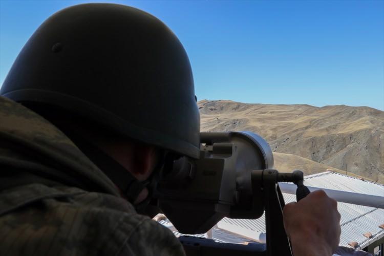 <p><strong> "Tendürek Kartalları" bayrama görev başında girdi</strong></p>

<p>Ağrı'nın İran sınırındaki Tendürek Dağı'nda konuşlu Dağdelen Hudut Takım Karakolu'nda sınır güvenliğini sağlayan Mehmetçik, Kurban Bayramı'nı sınır nöbeti tutarak geçiriyor.</p>
