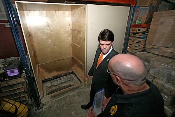 <p> Meksika'nın sınır kenti Tijuana'da bir evin asansör boşluğunda yerin yaklaşık 14 metre derinine kazılan tünel, ABD'nin San Diego şehrine çıkıyor.</p>
