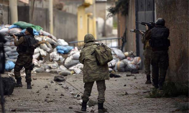 <p>Şırnak'ın Cizre İlçesi’nde, güvenlik güçlerimiz tarafından, bölücü terör örgütü mensuplarının etkisiz hale getirilebilmesi için icra edilen operasyonlardan kareler...</p>