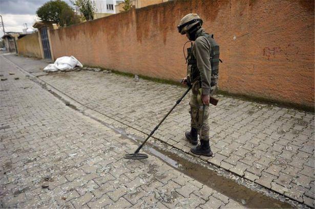 <p>Cizre'de terör örgütü PKK'ya yönelik "Şehit Jandarma Astsubay Kıdemli Çavuş Burak Demirci" operasyonu sürüyor. </p>