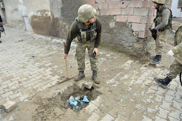 <p>Güvenlik güçleri, sokakları teker teker kontrol ederken bir yandan da teröristlerce tuzaklanmış el yapımı patlayıcılara karşı ilçeyi karış karış tarıyor.</p>