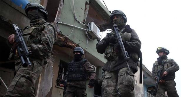 <p>Bölgede rastlanan el yapımı bombalar kontrollü şekilde patlatılıyor. </p>