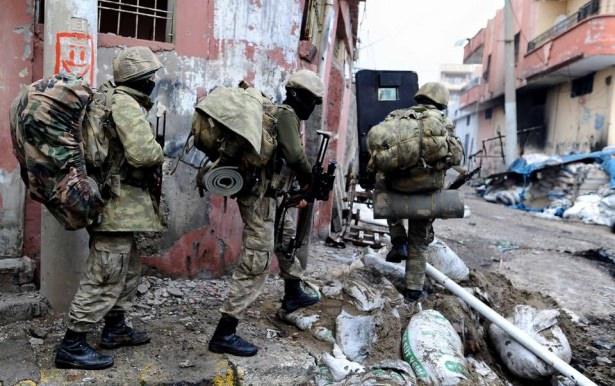<p>Cizre'de teröristler tarafından açılan hendek ve kurulan barikatları temizlemek ve teröristleri etkisiz hale getirmek için başlatılan operasyonlar 46’ncı gününde devam ediyor. </p>
