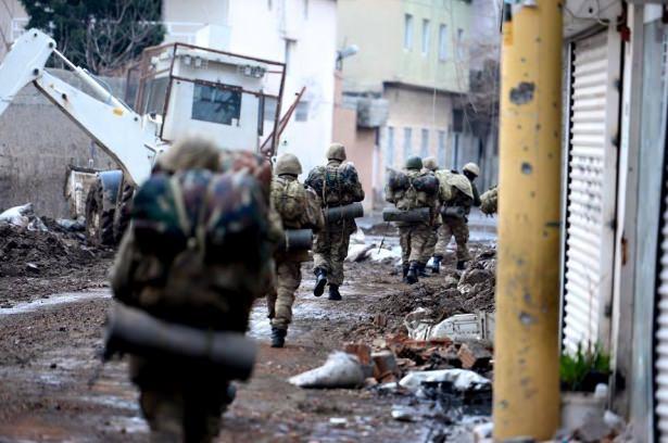 <p>Teröristler tarafından mahallelere yerleştirilen patlayıcıları tek tek imha ederek halkın can ve mal güvenliğini sağlamaya çalışan Polis Özel Harekat (PÖH), Jandarma Özel Harekat (JÖH) Özel Kuvvetler Birliği (bordo bereliler) operasyonlarını aralıksız sürdürüyor.</p>