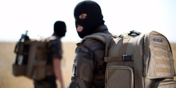 <p>Radarın 2 kişi tarafından rahatlıkla taşınabildiğine dikkati çeken Alparslan, şöyle devam etti: "Çok rahat kullanılan bir arayüzü var. Dizüstü bilgisayarla kontrol ediliyor. Uzman bir operatör olmanıza gerek yok. Tabletten, akıllı telefondan da kullanılabiliyor. Bunların dışında, en önemli fark yarattığımız yerlerden birisi, insan ve hayvanları ayırt edecek algoritmalar içeriyor. Ürün tamamen milli olarak geliştirildi. Özgün bir yapısı var. Bu sayede değişik kullanım ihtiyaçlarına göre uyarlanabilir. Bunun ötesinde üretiminde dışa bağımlılık sıfır." </p>
<p> </p>