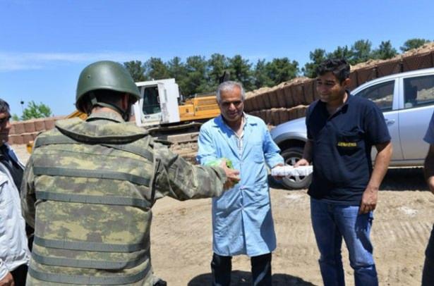 <p>Patlamada henüz kimlikleri öğrenilemeyen 2 asker şehit oldu, yaralanan 2 asker hastaneye kaldırıldı.</p>
