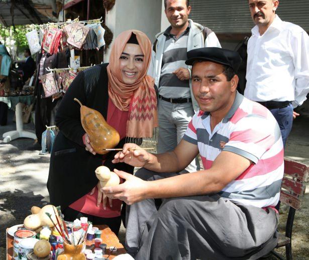 <p>AK Parti Antalya Milletvekili adayı Sena Nur Çelik seçim çalışmalarını Alanya'nın Mahmutseydi Mahallesi’nde sürdürdü. Ziyaret sırasında bir esnaf, üzerinde Cumhurbaşkanı Recep Tayyip Erdoğan’ın resminin olduğu hediyelik su kabağını Çelik’e hediye etti. </p>
