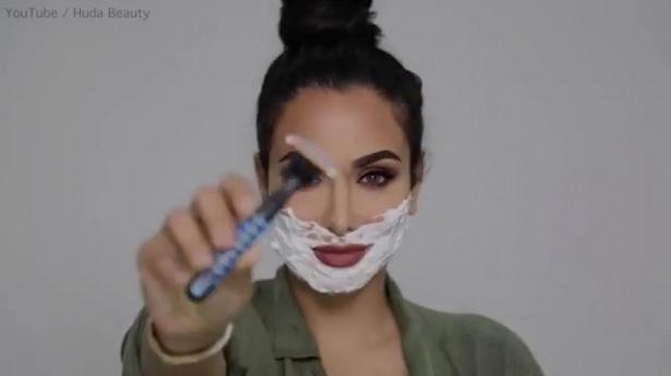 <p>Asyalı kadınların yıllardır süren güzellik sırrı yüz tıraşını bu kez güzellik Youtuber'ı Dubaili Huda Kattan denedi. </p>

<p> </p>
