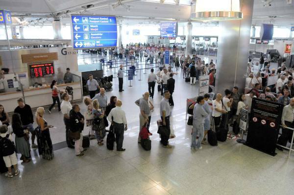 İstanbul İl Emniyet Müdürlüğü Polnet Bilgi Sistemi’nde sabah saatlerinde meydana gelen arıza nedeniyle, Atatürk Havalimanı ve Sabiha Gökçen Havalimanı’nda bir saat yolcu giriş ve çıkışı yapılamazken, pasaport noktaları önünde uzun kuyruklar oluştu.