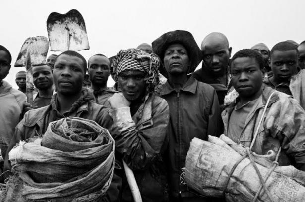 <p>Kongolu madenciler hiç satın alamayacakları bir teknolojiye hammade sağlamak için hayat mücadelesi verirken...</p>

<p> </p>
