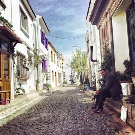 <p>Bu durum artık Demirer’i rahatsız edince komedyen de çareyi evi değiştirmekte buldu.</p>
