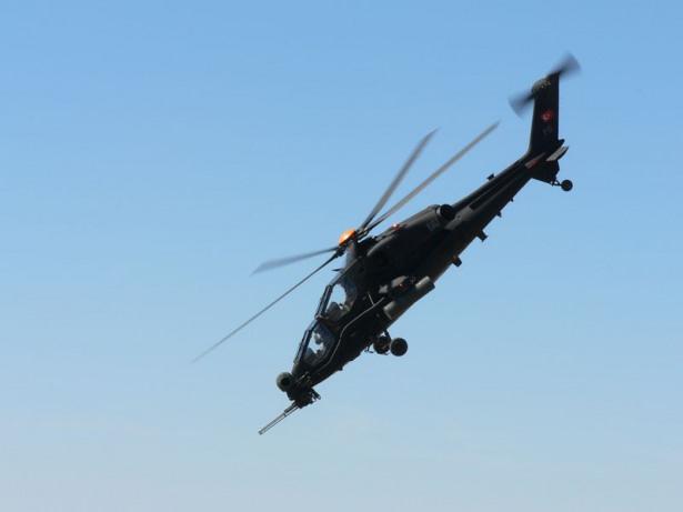 <p>TSK'nın ihtiyaçlarına uygun şekilde Taaruz ve Taktik Keşif Helikopteri üretilmesi amacıyla 2007 yılında imzalanan sözleşmenin ardından TUSAŞ tesislerinde üretilen ATAK, sahip olduğu tasarım özellikleri ve görev kabiliyetleriyle göz dolduruyor.</p>

<p> </p>

