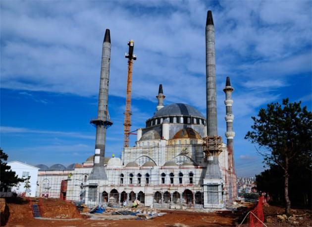 10 bin kişilik cami ibadete açıldı