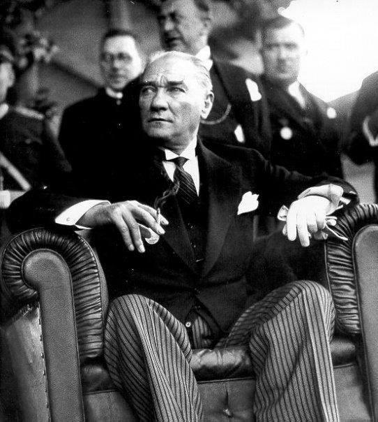 <p>Mustafa Kemal tarihi önem taşıyan açıklamalarda bulundu: Milli Türk hareketinin başlangıcından bu yana titizlikle kullanılmayan Cumhuriyet kelimesini kullandı:</p>