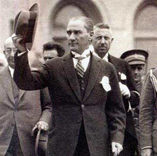 <p>Yeni Türkiye'deki gelişme henüz tamamlanmadı. Bu yol sonuna kadar gidilmeli. Değişiklikler, düzeltmeler ve iyileştirmeler gerekli, son en iyi hali için. Ancak çok kısa zamanda Türkiye, tüm şekliyle ruhen zaten olduğu yapıya kavuşacaktır: Cumhuriyet!</p>