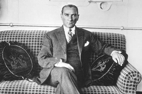 <p>Avrupa'nın ve Amerika'nın diğer Cumhuriyetleri gibi, temel ilkelerdeki birliği rağmen çok farklı olmaları gibi, bugünkü Türkiye'de sadece bazı dış çizgilerde diğer Cumhuriyetlerden farklı.</p>