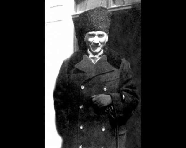 <p>Ama ilkesel yapı olarak değil. Tüm diğer Cumhuriyetlerde olduğu gibi burada bir bağımsız parlamento var, tüm bakanlar kendi alanlarından sorumlu.</p>