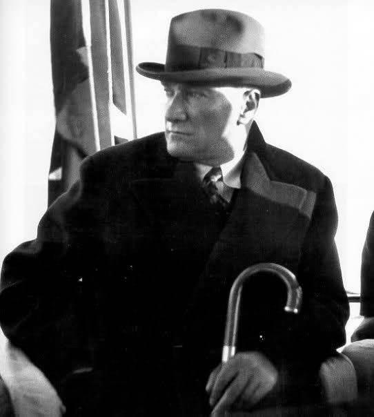 <p>Bu beyinlerde kök salan duygu ve düşünceler, bizim yorulmadan mücadele ettiğimiz bir Batı mantalitesini oluşturuyor.</p>