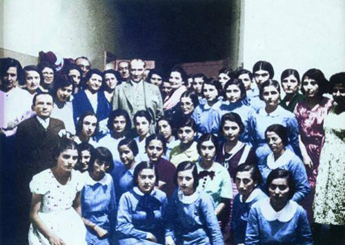 <p>“Doğrudur, Padişahlık döneminde hükümetler Türk halkının Avrupa ile temasını engellemek çabaladılar.</p>