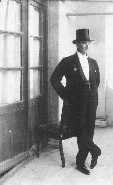 <p>Atatürk ile röportaj. Çağdaş Türkiye'nin kurucusu Mustafa Kemal Paşa, Türkiye Cumhuriyeti'nin kuruluşu ve o dönemde zor olan Avrupa ilişkileri üzerine.</p>
