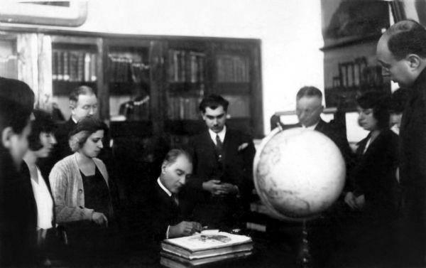 <p>23 Eylül 1923. Yeni Türkiye'nin kurucusunu görmek pek de kolay değil, onunla konuşmak daha da zor. Uzun ve zorlu bir yolculuktan sonra Ankara'ya gidip, Hiçbir şey yapmadan geri dönmemek için şans ve tesadüflere bağlıdır.</p>