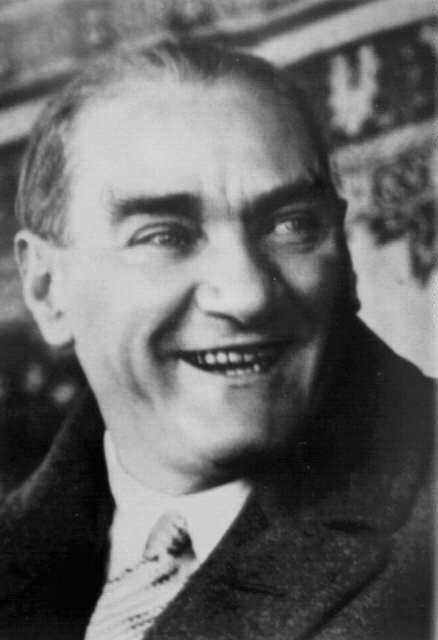 <p>Güçü ve içine dönüklüğüne rağmen Gazi Mustafa Kemal Paşa'nın kişiliği sade, özgür ve kibirsiz. Çok az zamanı olmasına rağmen, heyecan ve feyiz veren açıklamalarına 45 dakika ayırdı.</p>