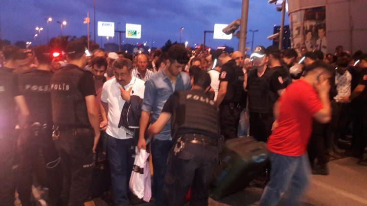 <p>Havalimanına gelen araçlar da kontrol edilerek içeri alınıyor.</p>
