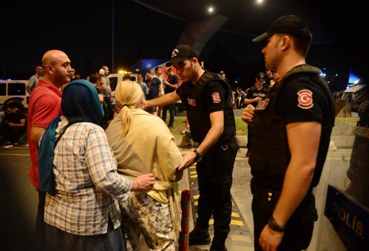 <p>Ayrıca havalimanındaki bilet satış gişeleri açıldı, pasaport kontrolleri de başladı.</p>
