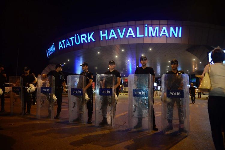 <p>Belediye ekipleri de havalimanındaki temizlik çalışmalarını tamamladı.</p>
