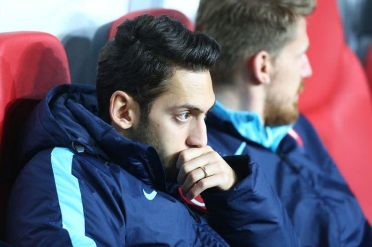 <p>Milli futbolcu Hakan &Ccedil;alhanoğlu yaptığı paylaşımda, "T&uuml;rkiye, İstanbul ve barış i&ccedil;in dua edin" hashtaglari ile temennide bulundu.</p>
