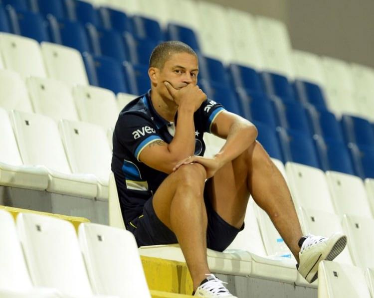 <p>Fenerbah&ccedil;e'nin eski futbolcularından Alex de Souza resmi twitter hesabından &uuml;zg&uuml;n y&uuml;z ifadesi ile T&uuml;rk bayraklı bir paylaşım paylaşım yaparak &uuml;z&uuml;nt&uuml;m&uuml;z&uuml; paylaştı.</p>
